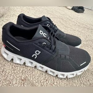 Women’s on clouds size 7.5